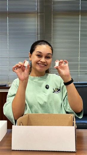 Prefeitura de Presidente Prudente on Instagram: "Shhh… agora é hora de sentir a volta às aulas! O som dos lápis novinhos, das páginas sendo folheadas e dos estojos se abrindo anuncia o início de um novo ano letivo 👂📚 Pensando nisso, a Secretaria Municipal de Educação (SEDUC) preparou com cuidado os kits de material escolar que serão entregues aos alunos da rede municipal de ensino, atendendo a Educação Infantil e o Ensino Fundamental. ✏️ Tudo foi planejado para garantir mais apre