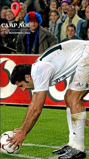 Figo volvió al Camp Nou… y le tiraron una cabeza de cerdo