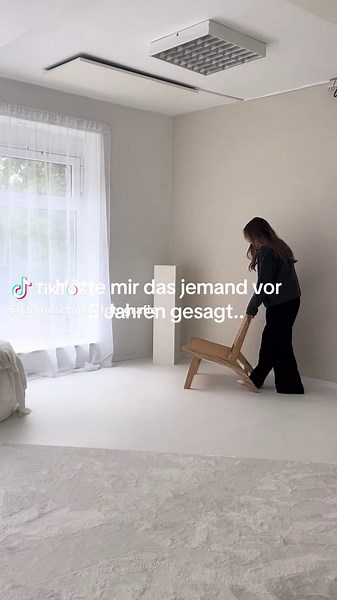 …ich hätte nur gelacht. Damals hatte ich absolut keine Ahnung, was ich tue, nur ein Bauchgefühl, dass das irgendwie mein Ding ist. Ein eigenes Studio? Unvorstellbar. Heute 5 Jahre später stehe ich hier in meinem eigenen Studio – und bin einfach nur dankbar, dass ich damals angefangen habe. ✨ #fotostudio #fotografin #selbstständig #familienfotografie