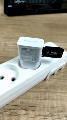 What happens when a flash drive connects to a charger