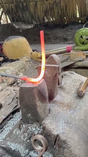 Shaping form, creating strength! Bending tojok, blacksmith's art. #art #tojoksawit #newyear #creativ