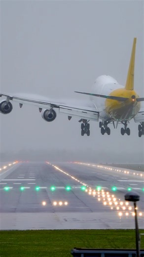 152K views · 4.9K reactions | Low visibility landing in Miami for this 747 as a storm approaches. How did captain do on this landing? #kalittaair #kalitta747 #boeing747 #queenoftheskies #planespotting #aviationdaily #miamiairport #runway9 #wavyplanes #avgeek #aviationlovers | Wavy Planes | Facebook