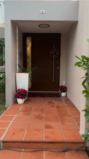 Les cuento de mi proyecto decorativo de Navidad 🎄que estuvo a cargo de mis amigos de San Miguel Windows and Doors. Mi nueva puerta ha sido un exitazo navideño 🚪 San Miguel Windows | Celimar Adames Casalduc