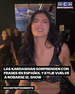 #HCHEntretenimiento | 🤭🗣️Lo que comenzó como un momento viral entre Kylie Jenner y su maquillista venezolano, Ariel Tejada, se ha convertido en una tendencia que ahora involucra a toda la familia Kardashian. ➡️ Tras conquistar a millones de seguidores hispanohablantes con su espontáneo arrechísima, Kylie ha decidido llevar el español a otro nivel, arrastrando consigo a sus hermanas y hasta a su madre. ➡️ En un nuevo video que circula en TikTok, se puede ver a Kendall, Khloé, Kim y Kris Jenner 