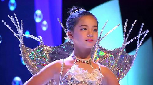 少儿泳装走秀：小宝贝们一个个漂亮极了，成熟却又不失童真！