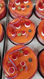 VINN en 17. Mai kake!!!🍾🥂🥂🥂 Madeleine kakebunn / vaniljemousse basert på hvit sjokolade Valrhona / norsk jordbærkompott med rabarbra / jordbærglasur /ring av sjokolade. Bestill nå i nettbutikk for henting i en av våre avdelinger eller få levert med HJEMKJØRING. Kaken kan bestille frossen og kan fraktes over 6 timer😀 Hvem av dine venner skal du dele denne fantastiske 17. Mai kaken med? Skriv gjerne en liten kommentar og vær med i trekning av en kake. | Pascal Konditori