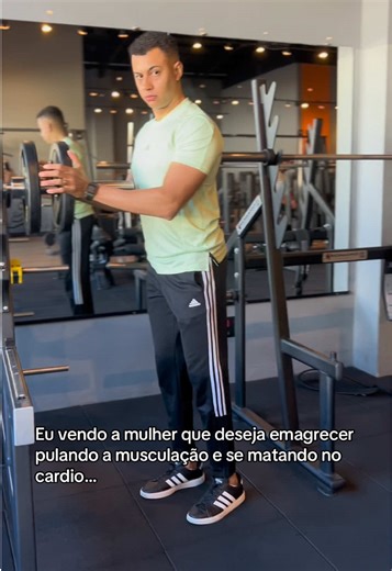 Mulher, a musculação deve ser seu treino principal independente do seu objetivo. ____ Especialmente no emagrecimento, você deve priorizar a musculação inteligente, fazendo exercícios multiarticulares, onde mais de um grupo muscular trabalha para vencer a sobrecarga (agachamentos, remadas, supinos...), com isso vai ter um gasto calórico maior. ____ Aliado a isso você deve aplicar a progressão de cargas gradativa para que você no mínimo preserve sua massa muscular, até porque emagrecer não é baixa