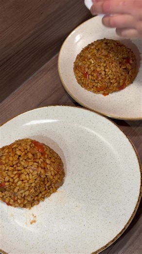 Boulgour pilaf à la turque (Bulgur pilavi)🇹🇷 Le boulgour pilaf à la turque est un plat de boulgour végétarien copieux et sain, communément appelé boulgour à la tomate. C’est tellement facile à faire et absolument délicieux. Bulgur pilavi est le nom turc de ce plat populaire et très consommé du boulgour concassé cuit dans une sauce tomate. Il peut être consommé en plat principal, avec un de yaourt à côté ou en accompagnement d’un plateau de grillades mixtes ou des Brochettes de kefta. #brochett