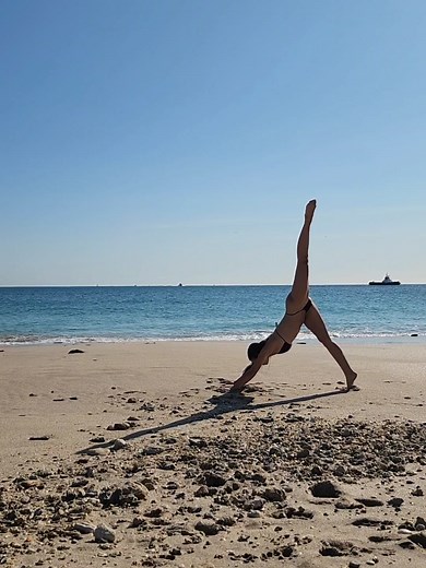 #beachyoga #ariana | yoga