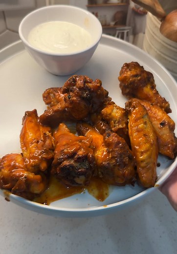 Chicken wings for dinner? I think yes 🫢😍 with a side of my favorite @Bloom Nutrition pop 🍍🍑 #dinner #cooking #recipes #bloompartner #9monthspregnant