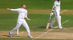 England suffer injury scare as Joe Root leaves field after getting hit on right little finger