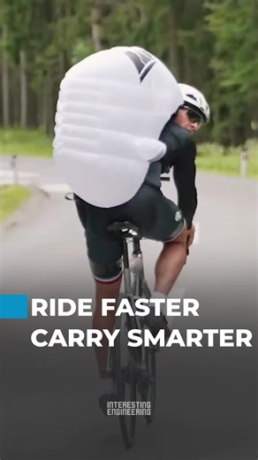 This sail-like backpack is designed to reduce wind resistance when riding a bike downhill. Its aerodynamic design cuts through the air, reducing turbulence and improving both speed and riding stability. 🎥 mecha.bytes / IG