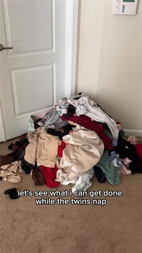 Bianca Moore on Instagram: "While the big girls are at school and the twins were napping, I wanted to see how much I could get done. ✅ laundry ✅ straighten up ✅ clean mouse pee and poop ✅ vacuum. Not pictured: ❌ dishes ❌ put clothes away ❌ wash more laundry ❌ check mouse traps. I don’t know why I do it since the twins took out every single toy I just put away, but I straighten up and vacuum like three times a day so it is what it is 🥴 #momlife #momoffour #girlmom #twinmom #momsofinstagram"