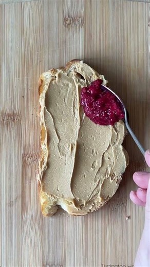 Тост с арахисовой пастой и запеченными бананами 🍌 Рецепт в описании ⤵️