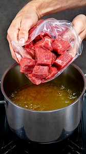 Recette "volée" dans un restaurant ! Ma famille me demande de le cuisiner tous les jours. Ingredientes: huile: 20 ml beurre: 170 g boeuf: 2 kg amidon: 100 g À FEU MOYEN: 20 MIN oignon: 3 pc ail: 15 g moutarde: 30 g paprika doux: 5 g sel: 5 g poivre noir: 5 g eau: 500 ml amidon: 20 g eau: 150 ml oignon de printemps: 50 g | Cookrate - France