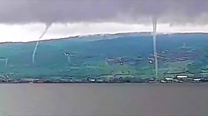 #Enterate | REGISTRAN DOS "CULEBRAS DE AGUA" SOBRE EL LAGO DE CHAPALA ESTA MAÑANA 🌪️ Esta mañana se formaron dos trombas marinas conocidas como “culebras de agua” sobre el lago de Chapala. Una de ellas tocó la superficie del lago, mientras que la otra quedó en suspensión sobre el agua. Estas trombas aparecieron durante intensas lluvias en la ribera de Chapala y fueron observadas por habitantes en zonas como San Pedro Tesistán y San Cristóbal Zapotitlán | VOM Noticias