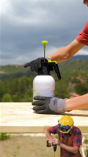 ¡Butch se divierte construyendo un acogedor cenador!