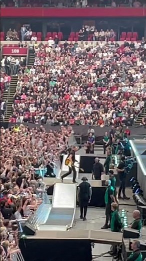 Bruce Springsteen falls on stage Amsterdam 27/5/23