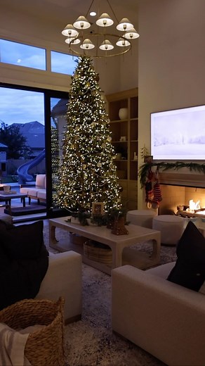 Ellie Mecham | November and December are so busy I love getting my Christmas decor up early! I like to read the kids their night time books by the tree in... | Instagram