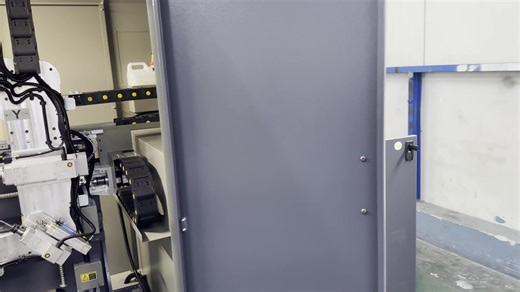 Compact milling center with copy router function, on the 3 surfaces of the aluminum and plastic profiles, with parametric program templates, developed to perform operations such as lock, handle, hinge, latch slot and opening processes | Özçelik Makina A.Ş