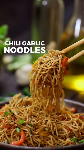 218K views · 1.7K reactions | Chili Garlic Noodles | Hakka Noodles Recipe #ChiliGarlicNoodles #noodles #noodlerecipe #reels #reelsfb #chilligarlicnoodles #homecookingshow #hakkanoodles #homecooking #hemasubramanian | Home cooking | Facebook