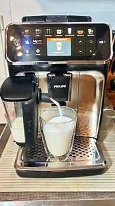 111K views · 303 reactions | Test de la machine à café à grain Philips Série 5400 !!! Ça fait plusieurs mois que je l'ai et j'en suis très content. C'est un achat personnel et j'ai profité d'une nouvelle promotion pour en acheter une deuxième et l'offrir. J'ai mis le lien dans ma biographie. Sinon écrivez le mot "lien" en commentaire pour le recevoir automatiquement en message privé. #test #review #machineacafe #machineagrain #cafe #phillips | BricoTest Moela | Facebook