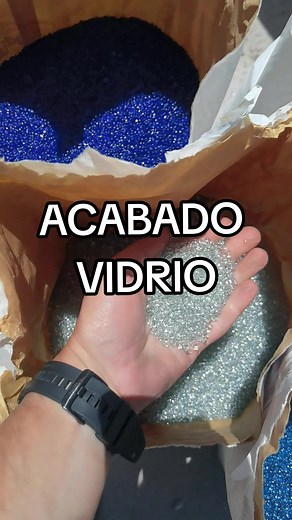 Proceso de acabado de vidrio en alberca desbordante