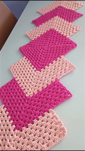 trilho de mesa em triângulo de crochê#crochet #crochedalala #croche #trilhodemesa #crochê #casa