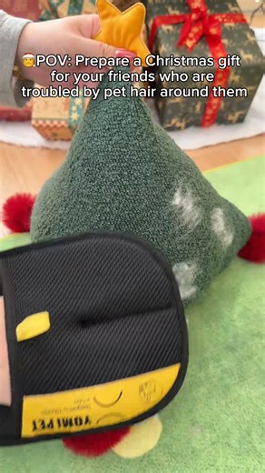 🐾 Fur-free home in seconds! The PurePath™ Hair Remover Glove is the easiest way to clean pet hair off couches, carpets, and clothes. Swipe, lift, and go—no mess, no fuss! 🧤 | PurePath