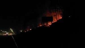 🔥🚨 6:00 AM FIRE UPDATE – ALABAMA HIGHWAY 21 | ANNISTON CITY LIMITS 🚨🔥 ANNISTON, AL — As of 6:00 a.m., an active fire along Alabama Highway 21 has spread into Anniston city limits, raising concerns for driver safety and visibility during the morning commute. 🎥 This three-minute video shows the fire burning approximately 15 feet from the roadway, with flames and smoke clearly visible near the highway. The close proximity to traffic creates a potentially hazardous situation as vehicle volume i