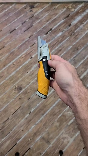 Fiskars PRO fixed blade utility #teaching #SundayMotivation #viralvideo #trick #fiskars #foryou #carpenter #pro #facebookreels #reelusa #trending #fypシ #toolbelt #nowyouknow #u #carpentry #lifeexperience #trend #toolhack #lifehack | Growithme | Facebook