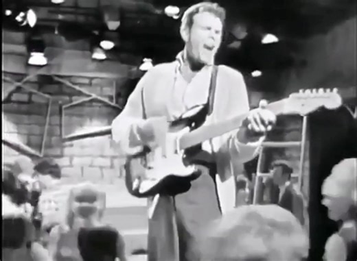 Del Shannon | Runaway: Hollywood a Go Go. Del Shannon appears on Hollywood a Go Go in 1965 performing his worldwide smash hit "Runaway" from 1961. Hollywood a Go Go was a Los Angeles based music variety show that ran in syndication from 1965 to 1966. The show was hosted by Sam Riddle, with music by the Sinners and dancing by the Gazzarri Dancers. It was filmed at the KHJ-TV studios in Los Angeles. 🎥 Retro Video, Inc. | All Things Del Shannon