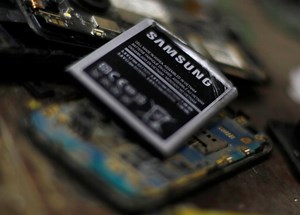 YouTuber says Samsung may have a problem with swelling phone batteries