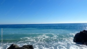 Playa tropical con azul zafiro con colores vivos y niveles de profundidad delimitados - paraíso vacacional