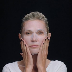 Affidati all’azione express della maschera super-liftante LIFT-MASK per ottenere il massimo della tonicità! Utilizzare la nuova maschera in foglio è semplice, oltre che veloce: ▪️ Detergi e asciuga il viso ▪️ Apri la confezione, distendi la maschera e rimuovi delicatamente la rete protettiva ▪️ Applica il tessuto imbibito, facendolo aderire bene alla pelle ▪️ Lascia in posa per soli 15 minuti. 💡 Subito dopo aver rimosso la maschera, massaggia delicatamente il viso, il collo e il décolleté con m