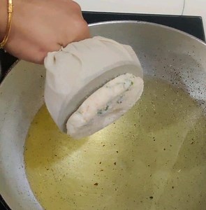 4.2M views · 6.3K reactions | Try this unique Medu Vada with some tips and tricks to make perfect Shape | RD cooking | Facebook