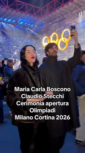 Romanticismo sugli spalti dello stadio di San Siro, durante la cerimonia di apertura dei Giochi Olimpici #MilanoCortina2026. La top model italiana #MariaCarlaBoscono e il marito #ClaudioStecchi, atleta olimpico di salto con l’asta, hanno condiviso insieme uno dei momenti più intensi della serata: l’ingresso della squadra azzurra nella grande parata degli atleti provenienti da tutto il mondo. Rivivi ogni momento della cerimonia al link in bio