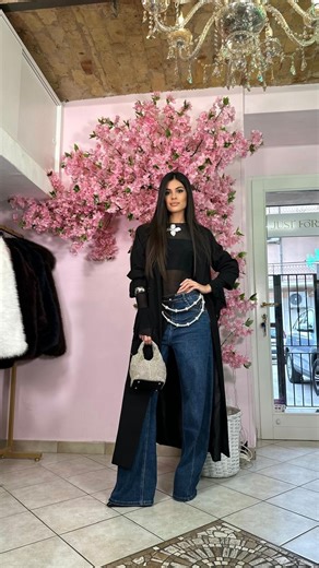 Grimilde Glam | Abbigliamento donna on Instagram: "1 jeans 3 outfit diversi! Da Grimilde non troverai solo abiti, ma persone che ti ascoltano, ti consigliano e ti aiutano a riscoprire la parte più bella di te. Crediamo che ogni donna meriti di sentirsi valorizzata, qualunque sia la sua età, la sua taglia o il suo stile. Perché vestirsi non è solo scegliere un capo, ma raccontarsi con autenticità. 💜 Scopri i nostri capi sul sito www.grimildeglam.it 📍 Vieni a trovarci in negozio in Via Desiderio