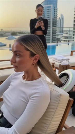 one of them literally covered her mouth and she wasn't even the one getting it done 😭🤖 her stylist is going to see this and quit on the spot i keep pausing at the part where it seats itself, it makes no sense they're testing these in dubai first. which city should get it next? drop your flag 👇 #hairtransformation #dubai #buntok #hairgoals #futuretech