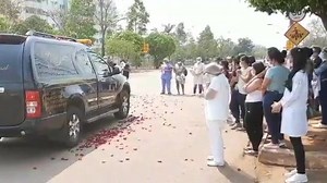 8.2K views · 291 reactions | EMOCIONANTE - Colegas prestam o último adeus à jovem Dâmares • Amigos e colegas de trabalho se despedem da jovem Dâmares Katrine, em frente ao Hospital de Base Dr. Ary Pinheiro, nesta segunda (24). Dâmares morreu de forma trágica, juntamente com sua amiga, Amanda de Almeida, na noite de ontem (23), após sofrerem queda de moto ao passarem por uma lombada na BR-364 próximo ao Assaí Atacadista. | Notícias Rondônia | Facebook