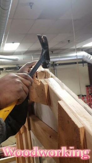 Cutting a Notch On the 2x4 Trusses With Skill Saw