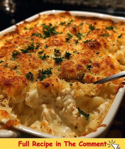 Cheesy Chicken & Macaroni Casserole Tender chicken and elbow macaroni smothered in a rich, cheesy sauce, topped with buttery crumbs — cozy, hearty, and oh-so-delicious! Ingredients 2 cups cooked shredded chicken 2 cups uncooked elbow macaroni (about 8 oz) 1 cup shredded cheddar cheese ..... Recipe in First Coʍmеոτ 💬👇 | Random Recos