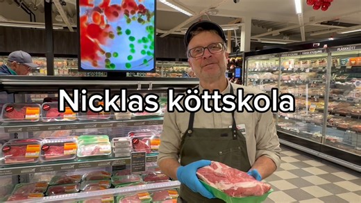 🥩 KÖTTKUNSKAP MED NICKLAS – FLÄSKKARRÉ 🔪 Ny vecka, ny köttdetalj i rampljuset! I vår serie Nicklas köttskola fortsätter vi resan genom köttets smakrika värld – och den här gången lyfter vi fram en riktig favorit: fläskkarré. 🙌 Men vad är egentligen fläskkarré – och hur får man den sådär perfekt saftig, mör och fylld av smak? 👉 Fläskkarré kommer från grisens främre del, mellan nacken och kotlettraden. Det är en detalj med fin fettmarmorering, vilket är nyckeln till att den blir så saftig och 