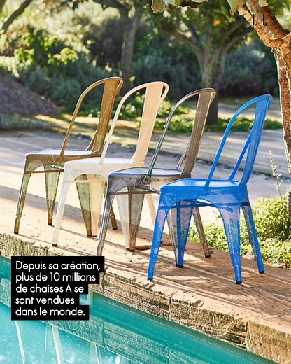 C’est LA chaise en métal que l’on connaît tous. Esthétique, robuste, empilable, aussi à l’aise à l’intérieur qu’en terrasse, la chaise A de Tolix continue de faire des émules. Les raisons de la passion qu'elle suscite ? Une ligne intemporelle et ultra-reconnaissable qui défie les modes et des couleurs à tomber. Voici en bref, l’histoire d’une égérie du design industriel français qui n’a jamais démenti son succès. Textes : Maud Pilat Detto Braïda Montage : Clémentine Emonoz Images : Tolix Musique