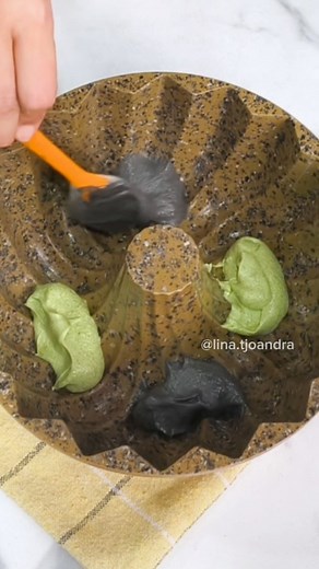 Untuk video tutorial lengkap, nonton di YouTube Channel Lina Tjoandra ya 🤗🙏🏻 LUXURY MARBLE CAKE CHARCOAL MATCHA With Full Wijsman Butter Recipe by @lina.tjoandra 300 g Wijsman Butter 100 g gula pasir, diblender 30 g kental manis 12 kuning telur 150 g terigu protein sedang 30 g maizena 30 g susu bubuk 6 putih telur 1 sdm perasan jeruk nipis 100 g gula pasir 1/2 sdt garam Aku gunakan Loyang Sultan CLASSIC Pan Signora Satu-satunya di Indonesia dengan Anti Lengket GRANITE Grade Tertinggi 👍👍 @ 4