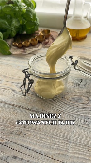 MAJONEZ Z GOTOWANYCH JAJEK - musiałam wypróbować ten pomysł, a że zostały mi ugotowane jajka, to lepszej nie było - proporcje zostawiam Wam w opisie :) jeśli chodzi o smak - całkiem smaczny, chociaż Winiary lepszy 😁 następnym razem zrobię z octem, zamiast soku z cytryny, bo minimalnie wyczuwam w smaku tego majonezu gotowane jajko. A Wy już kiedyś robiliście? A może testowaliście ten z sadzonych jajek? • Szybki obiad | zdrowy obiad | obiad z piekarnika | ekspresowy przepis | pomysł na obiad | pr