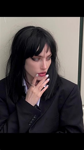 Love black hair 😭 instagram: alien.hanna