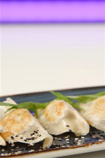 Gyoza croustillant au poulet et à la ciboulette avec du chili croustillant