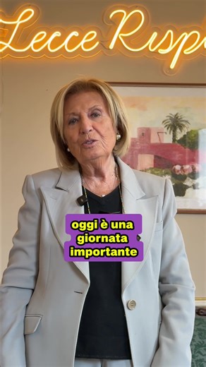 Ieri è stata una giornata importante per Lecce. Una moneta d’argento dedicata alla nostra città. Un valore nominale di 5 euro, certo. Ma il suo valore vero è un altro: morale, identitario, affettivo. Molto più grande. Dentro quella moneta c’è Lecce. C’è Sant’Oronzo. C’è la Colonna e la Via Appia. C’è l’Anfiteatro. C’è il Barocco. C’è una città antichissima, che parte da lontano e continua ancora oggi a raccontarsi al mondo. Spesso abbiamo intorno meraviglie così grandi da finire quasi per abitua