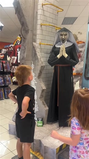 gloomsy on Instagram: "and another one 😭 #halloween #spirithalloween #funny #scarerprank"